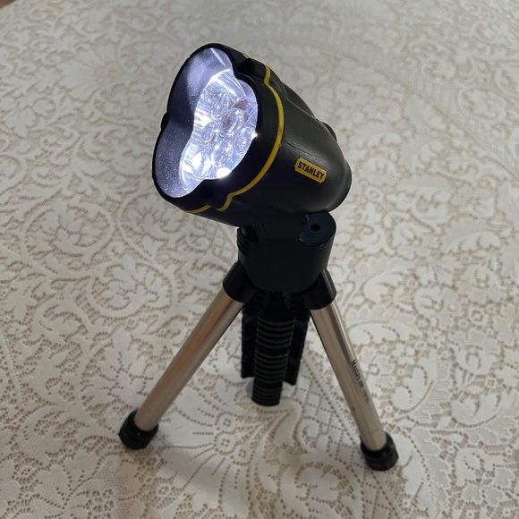 STANLEY MAXLIFE 369 Tripod LED Flashlight - Picture 7 of 8
